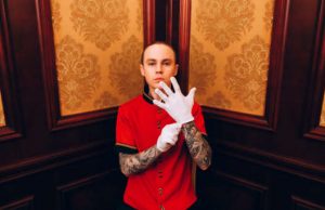 Артем Пивоваров стал женщиной в своем новом клипе