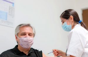 Президент Аргентины, привившийся «Спутником V» в январе, сообщил о подозрении на COVID-19