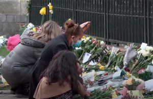 Власти Великобритании призвали граждан воздержаться от возложения цветов в память об умершем принце Филиппе