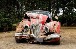 Разбитый в хлам Jaguar ушел с торгов за миллион