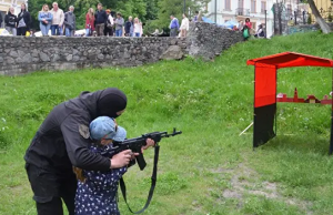 Украинские радикалы в центре Киева учили детей стрелять по Кремлю