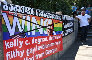 В Батуми противники ЛГБТ устроили акцию перед отелем, где поселился глава Евросовета