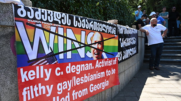 В Батуми противники ЛГБТ устроили акцию перед отелем, где поселился глава Евросовета