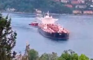 Остановлено движение в проливе Босфор из-за аварии на танкере, потерявшем управление