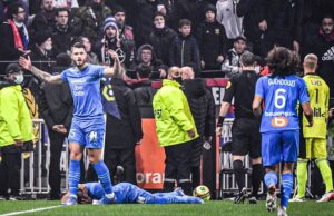 Во Франции футболисту бросили бутылку в голову. Матч отменили