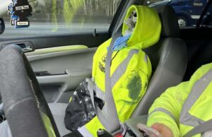 Скелет в худи в качестве пассажира: еще и не такое увидишь на дорогах