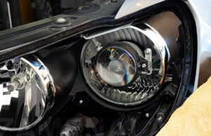 Как проводится замена линз фар у автомобиля