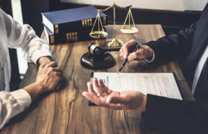 С какими вопросами помогают разобраться адвокаты и юристы