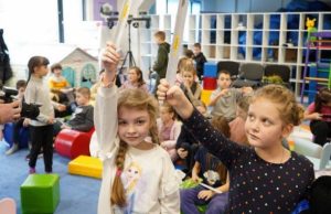 Фонд Ахметова провел урок по безопасности на дороге для детей-переселенцев из Мариуполя