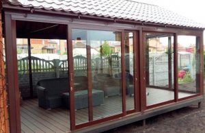 Поликарбонат для остекления: отличительные особенности и преимущества