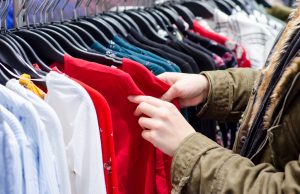 Где найти поставщика стоковой одежды
