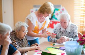 Роль социального взаимодействия в домах престарелых: поддержка и создание сообщества
