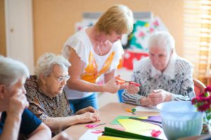 Роль социального взаимодействия в домах престарелых: поддержка и создание сообщества