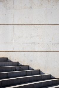 Материалы и конструкции входных лестниц: преимущества различных материалов и стилевые возможности при выборе лестницы